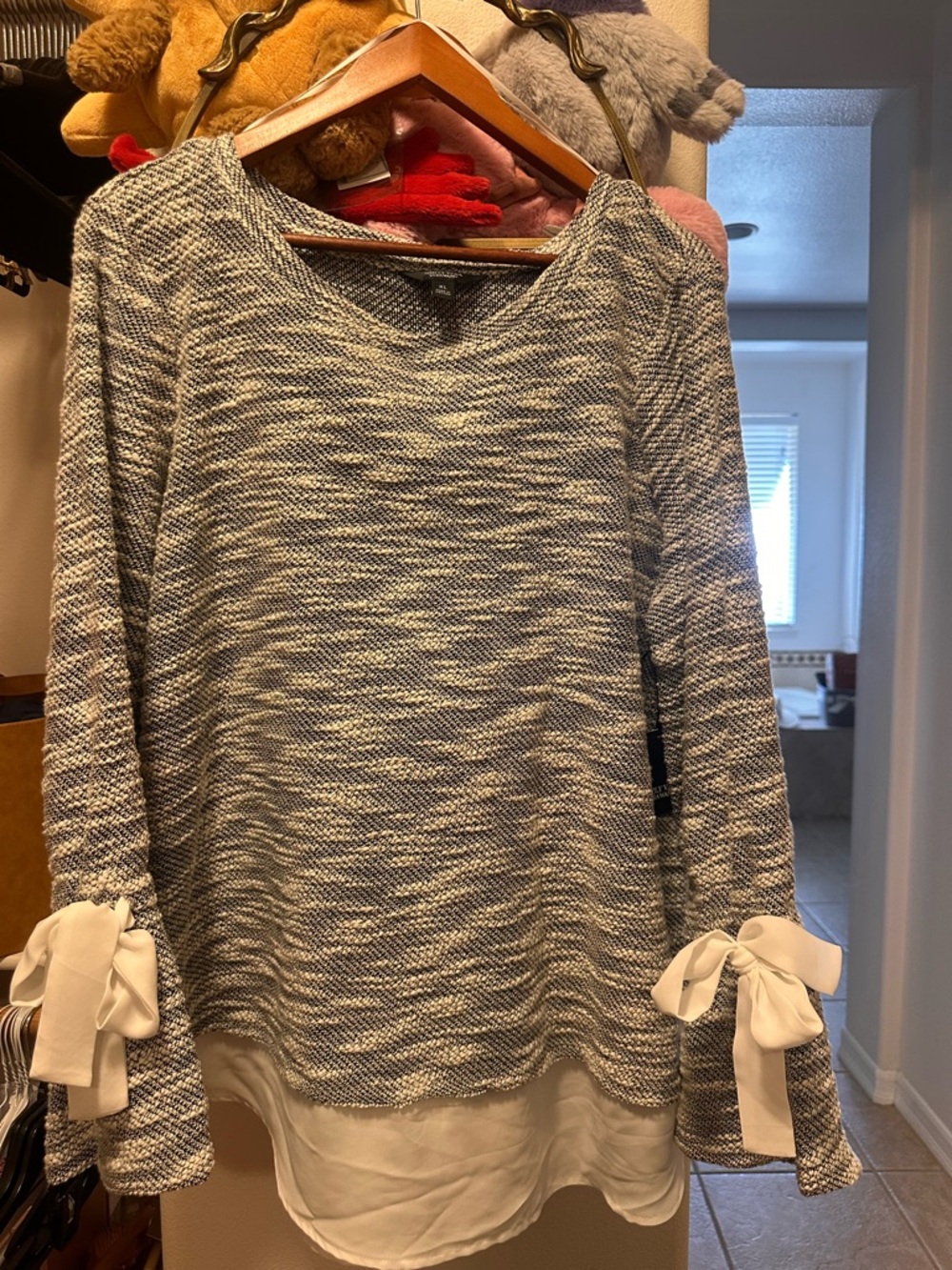 Simply Vera Vera Wang Blue-Gray Knit Sweater with White Bow Cuffs